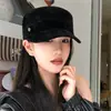 Sombrero de equitación retro de gamuza negra de copa plana, un sombrero de otoño moderno y sofisticado para mujer, diseñado para hacer que el rostro parezca más pequeño, con ala de pico de pato