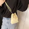 Bolso Cubo de Moda Estilo Coreano con Cordón y Remaches Tela de Nylon Nuevo para Mujer Versátil Ligero Bolso Cruzado para Teléfono