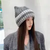 Chapéu de tricô estilo coreano com orelhas de gato para outono e inverno para mulheres, faz o rosto parecer menor, mantém aquecido, protege as orelhas, gorro listrado versátil, estiloso e atmosférico