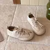 2026 Novos Sapatos Planos com Sola Macia para Meninas, Sapatilhas Casuais, Tira Cruzada Nicho Retrô Cadarço Sapatos de Treino Alemães para Crianças