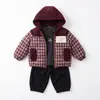 Conjunto de Ropa de Invierno para Niños Estilo Casual Chaqueta Acolchada Gruesa a Cuadros Súper Elegante Pantalones Casuales Versátiles Conjunto de Tres Piezas