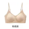 Sutiã cor da pele sem costura para mulheres com pouco busto, apresentando design push-up, suporte lateral, alças finas, bojos fixos, função anti-queda e design traseiro invisível.