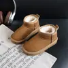 Botas de nieve para niños 2025 invierno nuevo estilo niños y niñas zapatos grandes de algodón suela plana cálidos superficie de cuero más algodón botas cortas