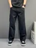 Estilo callejero, pantalones casuales negros estrellados para hombre, con un diseño único, corte recto hasta el suelo y un estilo workwear genial y moderno