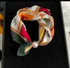 Colar de lenço de seda com pérolas e fecho magnético para mulheres, corrente fina para clavícula de verão, lenço pequeno retrô francês, lenço decorativo para o pescoço