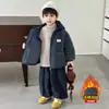 Conjunto de Outono e Inverno para Meninos 2026 Novo Estilo Infantil Bonito Fashionável Roupas Engrossadas Conjunto de Duas Peças Quente de Inverno para Bebê Menino