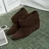 Nuevas Botas Cortas de Moda para Mujer Otoño/Invierno 2026 con Aumento Interno de Altura, Punta Puntiaguda de Gamuza, Puño Fruncido y Estilo Caballero