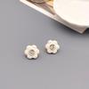 Clip para Oreja de Flor de Crema de Esmalte Blanco Gota Latón Galvanizado Oro de 18K Diseño Fresco y Simple Pendientes de Tuerca