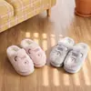 Nuevas pantuflas de algodón con diseño de oso de dibujos animados para mujer, adecuadas para otoño e invierno, antideslizantes, cálidas, lindas y sencillas, con un diseño de felpa, de punta cerrada para uso en interiores