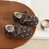 Sapatos Infantis Femininos Slip-on Retro Bolinhas Mais Veludo Bebê Princesa 2026 Outono Inverno Solado Macio Novo Aquecedor Calçados de Algodão