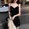 Elegante Hija Lleva Vestido de Tirantes con Lentejuelas, Vestido de Cumpleaños, Figura Sexy que Muestra la Cintura y Falda Corta Ajustada a la Cadera