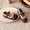 Sapatos femininos, sapatos de couro, sapatos de princesa prateados, sapatos de boneca para apresentação de bebê e criança pequena com laço, sapatos de mola e outono de sola macia