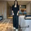 Elegante y estiloso conjunto de traje para mujer con adornos de diamantes, que presenta un nuevo diseño de primavera/otoño con un blazer, pantalones de pierna ancha y un efecto adelgazante, todo en un conjunto de tres piezas.