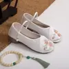 Grulla Blanca de Almohada 2026 Nuevo Estilo Étnico Zapatos Mary Jane Bordados Tacón Medio Ligeros Transpirables Antideslizantes Zapatos de Estilo Antiguo Suela Suave