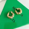 Aretes de Moda con Diseño Retorcido y Enrollado, Chapados en Latón Oro de 18K con Circonia Incrustada, Mismo Estilo Bv Personalizado para Mujeres