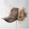 Gorro Lei Feng de Felpa con Bordado de Letras a Cuadros Otoño e Invierno de Doble Uso para Hombres y Mujeres, Moderno y a la Moda, Cálido y Protege los Oídos, Hace que el Rostro se Vea Más Pequeño