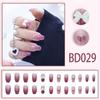 Uñas Portátiles de Otoño e Invierno a la Moda con Sencillo Bloque de Color, Degradado Rojo-Marrón Transparente como Hielo, y un Hermoso Aspecto de Piel Clara