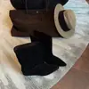 Botas de Moda em Couro Macio Meio da Panturrilha Femininas Outono/Inverno Temperamento Bico Fino Aumento Oculto de Altura Botas Curtas Versão de Moda Novo Estilo Slip-on Panturrilha Larga