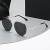 Nuevas gafas de sol sin marco para hombres y mujeres, gafas de sol de metal de gran tamaño con forma de polígono, pequeñas gafas de sol rojas transfronterizas de Europa y América.