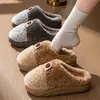 Chinelos internos femininos quentinhos, antiderrapantes e com sola grossa, novo estilo 2026, de pelúcia e macios, perfeitos para outono e inverno, também disponíveis para homens
