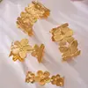 Joyería de Pieza Declaratoria con Flores Exageradas, Líneas de Mariposa y Diseños de Hojas; Pulsera Abierta de Acero Inoxidable Chapada en Oro de 18 Quilates; Accesorio de Muñeca para Mujer Vintage