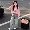Conjunto de Calça Jeans Wide Leg de Manga Longa para Menina Outono 2026 Estiloso Menina Camiseta Gatinha KT Roupas Casuais Super Bonitas