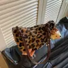 Bolso de felpa transfronterizo para mujer invierno 2026 estampado de leopardo estilo nuevo moderno versátil de un solo hombro axila bandolera bolso de viajero bolsa de albóndiga