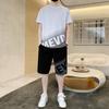 Conjunto de camiseta de manga corta para hombre, pantalones cortos negros informales, holgados y finos de verano, con un atractivo traje deportivo para estudiantes.