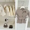 ¡Le En BabyLittle Blogger! Conjunto Original de Dos Piezas para Niña de Otoño en Color Avena, Chaqueta Cardigan KT con Cubrepañal y Pantalón Largo