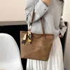 Bolso de hombro de moda para mujer de gran capacidad, venta al por mayor transfronteriza, nicho, nuevo, elegante, versátil, bolso tote para el día a día