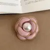 Broche de Perla de Camelia para Mujer: Pin de Abrigo Elegante y Único para Accesorios de Moda