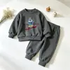 Conjunto de sudadera con estampado de cachorro de esquí de dibujos animados para niños de principios de otoño, conjunto de dos piezas de pantalones deportivos jogger de manga larga para niños de primavera y otoño