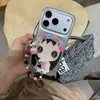 Xiaoyu sosteniendo un oso es adecuado para funda de teléfono Apple 18 Pro Max, nuevo iPhone 17, 16 Pro con cadena para colgar, 15P lindo