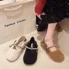 Nuevos zapatos peludos para mujer con cadenas, zapatos de algodón slip-on de perlas de invierno, mocasines cálidos de felpa con lazos, Mary Jane 2026