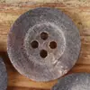 Botões Naturais de Chifre em Quatro Furos, Acabamento Fosco, Pequenos, de Borda Larga, nas Cores Preto e Café, para Casacos, Jaquetas e Calças