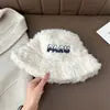 Chapéu de Balde Pelúcia com Letras Estilo Coreano Feminino Outono Inverno Quente Proteção Contra Frio Aba Larga Faz o Rosto Parecer Menor Quente Versátil Proteção para Orelhas Chapéu Bacia