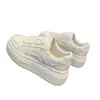 Versátiles zapatillas blancas que aumentan la altura para mujeres bajitas, nuevo modelo otoño 2026, adecuadas para combinar con faldas, zapatillas casuales de suela gruesa