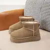 Botas de neve femininas 2024 inverno novo forradas com fleece sola grossa plataforma casual quentes de algodão calçados de fácil calçar moda botas de algodão