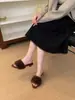 Pantuflas peludas de tacón grueso estilo francés para mujer, aptas para usar en exteriores, nuevo modelo de otoño 2026, pantuflas peludas de felpa de alta gama con punta