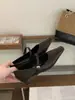 Sapatos Mary Jane de Bico Quadrado e Salto Grosso Sapatos Femininos 2025 Outono Novo Estilo Decote Baixo Tira com Saia Sapatos Retrô