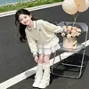 Conjunto de dos piezas de sudadera de moda para niña para principios de otoño y falda corta, nuevo estilo de falda de pastel plisada para niña, falda de longitud media de color liso