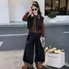 Conjunto de Chaleco de Mezclilla para Niñas Otoño 2026 Nuevo Estilo Coreano Camiseta de Manga Larga con Solapa Pantalones de Pierna Ancha Conjunto de Tres Piezas Moderno Genial