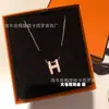 Collar Aijia H para Mujer Esmalte Letra V Cadena de Clavícula Dorada Colgante Mini Grande Elegante Lujo de Gama Alta Accesible Estilo Versátil