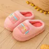 Nuevas pantuflas de algodón para niños 2026, con diseños de dibujos animados y etiquetas, con forro grueso y afelpado para abrigar, adecuadas para usar en interiores; disponible para envío directo