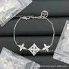 Pulsera de Letra V Familia de Burros Estilo Nicho de Lujo Ligero Europeo y Americano Personalidad de Alta Gama Diseño Versátil Joyería