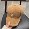 Gorro de Felpa para Otoño e Invierno para Mujer con Letra V, Gorra de Béisbol Versátil y de Moda Estilo Coreano que Hace que la Cara se Vea Más Pequeña, Gorra de Pico de Pato de Moda