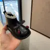 Botas Curtas Xadrez Fofas com Laço para Crianças 2026 Outono Novo Estilo Coreano Botas de Couro Cereja com Cadarço para Bebês