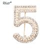 Comercio exterior creativo europeo y americano retro para damas incrustado pequeño perla pedrería número 5 broche pin de cinco caracteres accesorios de ropa