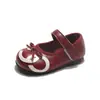 Sapatos de Couro Pequenos Estilo Coreano Novos para Meninas Primavera e Outono Moda Versátil Sapatos de Princesa Solado Macio Antiderrapante Sapatos de Calçar Quadrados Sapatos de Bebê