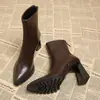 Botas curtas de bico fino para mulheres são populares este ano, apresentando novos estilos com saltos altos robustos, adequadas para figuras baixinhas, botas slim fit estilo francês e botas Martin elásticas.